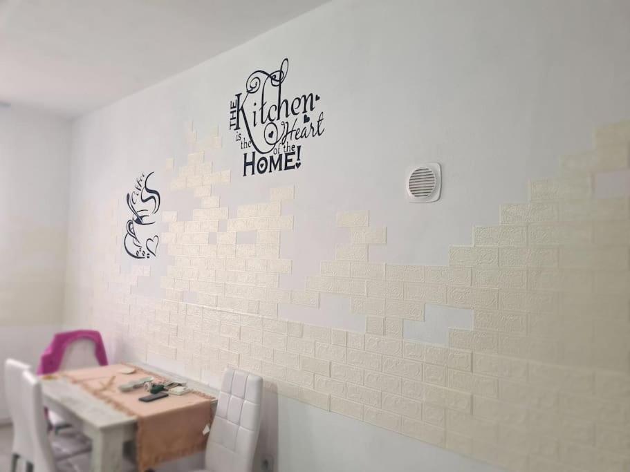 Mural Art Apartament Петрошани Экстерьер фото