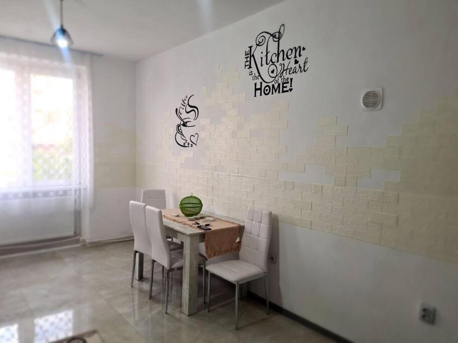 Mural Art Apartament Петрошани Экстерьер фото